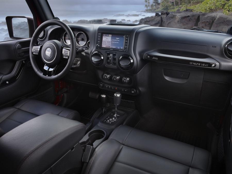 Jeep Wrangler Unlimited Altitude 2012 года  (фото 3 из 14)